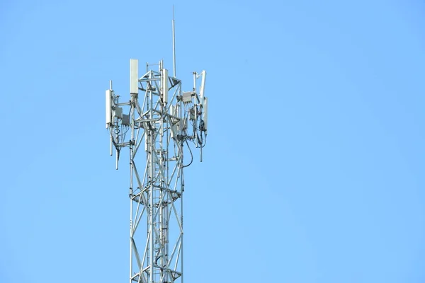 高圧電柱 送電システム 太陽が輝く — ストック写真