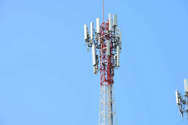 Torre Telecomunicaciones Con Antenas Polo Alto Para Transmisión Señal Hay —  Fotos de Stock