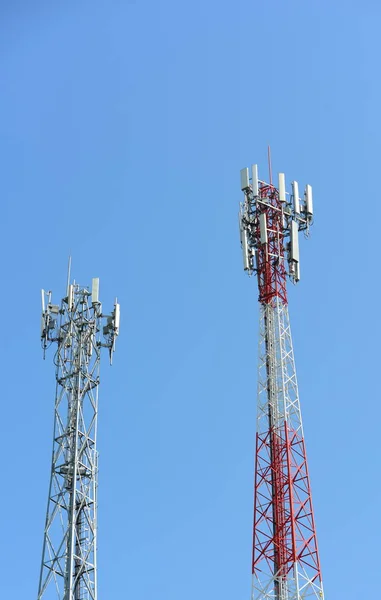 Torre Telecomunicaciones Con Antenas Polo Alto Para Transmisión Señal Hay — Foto de Stock