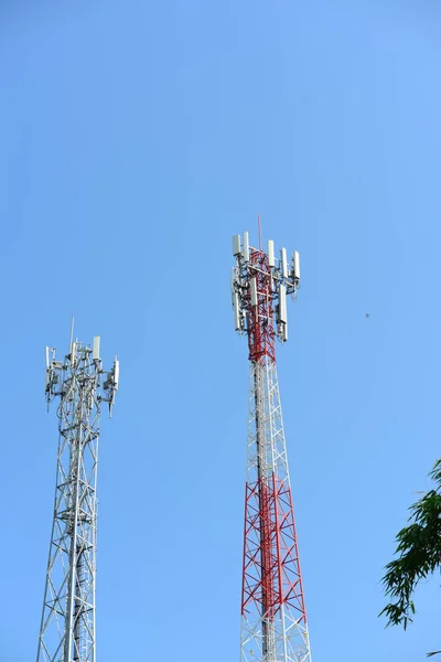 Телекоммуникационная Вышка Антенной Высокий Полюс Передачи Сигнала Имеются Беспроводные Телефонные — стоковое фото