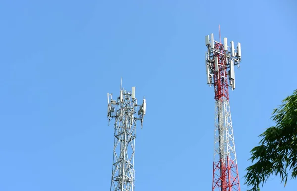 Yüksek Gerilim Elektrik Direkleri Elektrik Iletim Sistemi Güneş Parlayan Ile — Stok fotoğraf