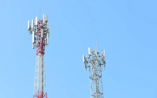 Wieża Telekomunikacyjna Antenami Wysoki Słup Transmisji Sygnału Istnieją Zarówno Bezprzewodowe — Zdjęcie stockowe