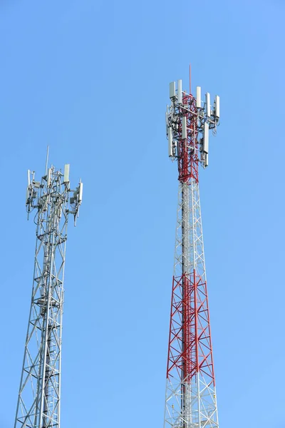 Torre Telecomunicações Com Antenas Pólo Alto Para Transmissão Sinal Existem — Fotografia de Stock