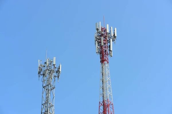 Wieża Telekomunikacyjna Antenami Wysoki Słup Transmisji Sygnału Istnieją Zarówno Bezprzewodowe — Zdjęcie stockowe