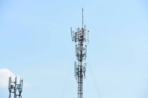 Torre Telecomunicaciones Con Antenas Polo Alto Para Transmisión Señal Hay —  Fotos de Stock