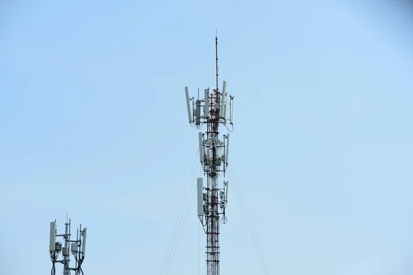 Телекомунікаційна Вежа Антенами Високий Полюс Передачі Сигналів Існують Бездротові Телефонні — стокове фото