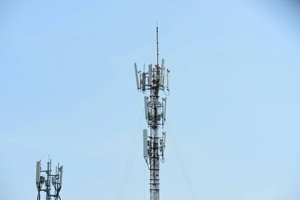 Telekommunikation Står Hög Med Antenner Hög Pol För Signalöverföring Det — Stockfoto