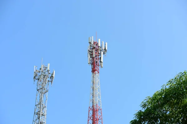 Telecommunicatietoren Met Antennes Blauwe Lucht — Stockfoto