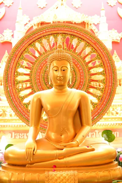 金佛像在邦普勒寺 朗普托寺 泰国寺庙的美丽和泰国宗教艺术的佛像 — 图库照片