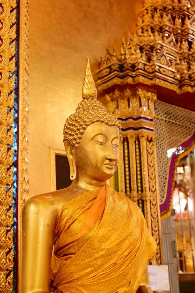 金佛像在邦普勒寺 朗普托寺 泰国寺庙的美丽和泰国宗教艺术的佛像 — 图库照片