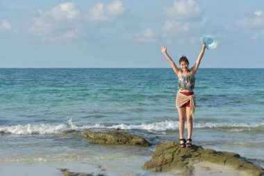 Güzel genç kadın deniz kıyısında poz