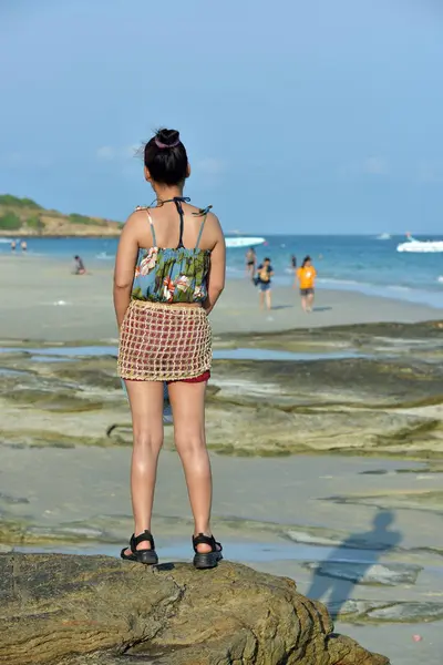 Beautiful Girl Sending Sweet Smile Cheerful Gesture View Sandy Beach — Stock Photo, Image