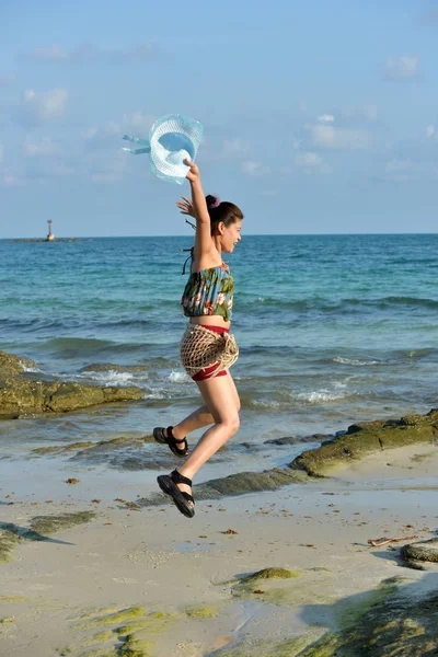 Schöne Junge Frau Posiert Der Küste — Stockfoto