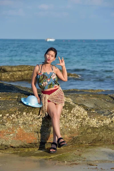 海岸でポーズをとる美しい若い女性 — ストック写真