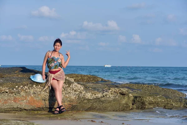 Hermosa Joven Posando Orilla Del Mar — Foto de Stock