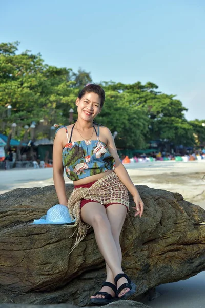 Mujer Está Descansando Playa Mar Tailandia —  Fotos de Stock