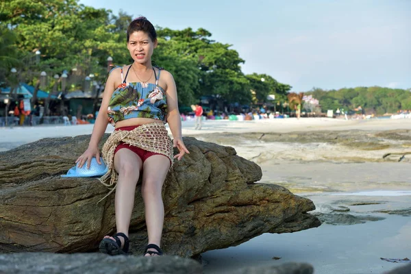Femme Repose Sur Plage Mer Thaïlande — Photo