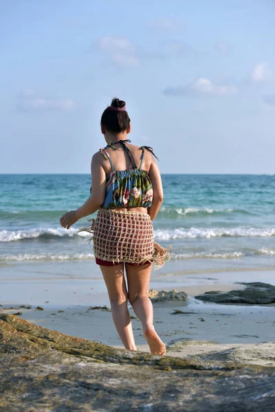 Frau Ruht Sich Strand Thailand Aus — Stockfoto