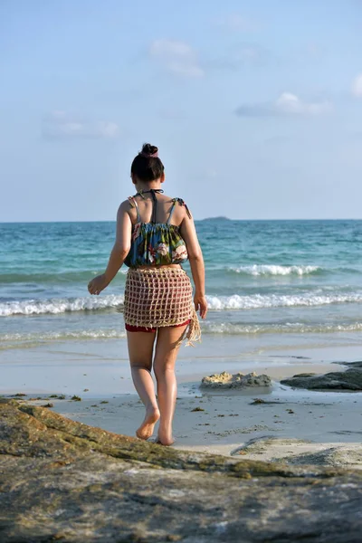 Frau Ruht Sich Strand Thailand Aus — Stockfoto