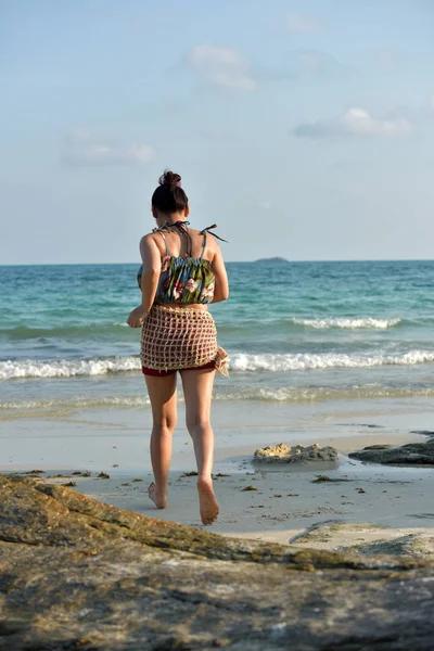 Güzel Kız Parlak Bir Günde Kumlu Plaj Mavi Deniz Dalgalar — Stok fotoğraf