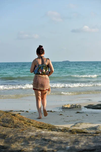 Mulher Está Descansando Praia Mar Tailândia — Fotografia de Stock