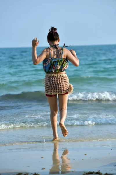 Frau Ruht Sich Strand Thailand Aus — Stockfoto