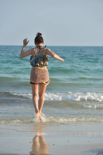 Frau Ruht Sich Strand Thailand Aus — Stockfoto