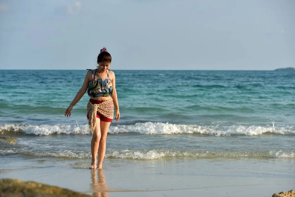 Güzel Kız Parlak Bir Günde Kumlu Plaj Mavi Deniz Dalgalar — Stok fotoğraf