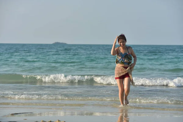 Güzel Kız Parlak Bir Günde Kumlu Plaj Mavi Deniz Dalgalar — Stok fotoğraf