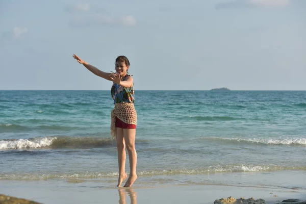 Kadın Tayland Deniz Kıyısında Dinleniyor — Stok fotoğraf