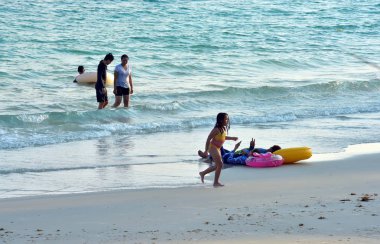 Tayland - 17 Nisan 2019: Tayland 'da deniz sahillerinde dinlenen insanlar