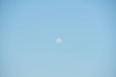 mavi gökyüzünde beyaz ay