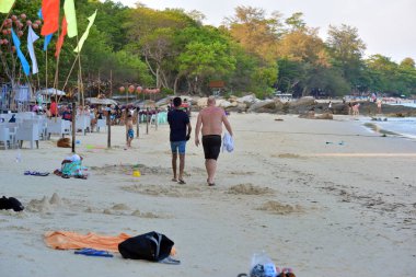 Tayland - 17 Nisan 2019: Tayland 'da deniz sahillerinde dinlenen insanlar