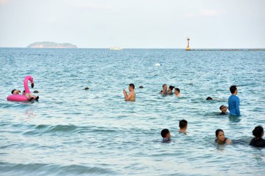 Tayland - 17 Nisan 2019: Deniz suyunda yüzen insanlar