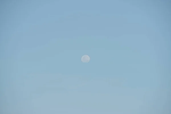 Lune Blanche Dans Ciel Bleu — Photo