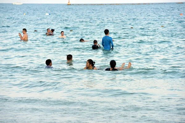 Tailandia Abril 2019 Personas Nadando Agua Mar — Foto de Stock