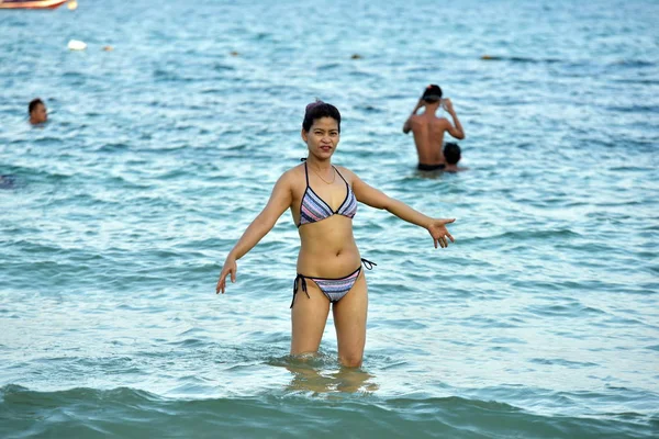Ταϊλάνδη Απριλίου 2019 Ασιάτισσα Που Κολυμπάει Στη Θάλασσα — Φωτογραφία Αρχείου