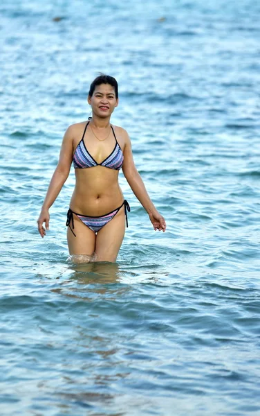 Ταϊλάνδη Απριλίου 2019 Ασιάτισσα Που Κολυμπάει Στη Θάλασσα — Φωτογραφία Αρχείου