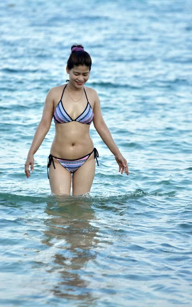 2019年4月17日 アジアの女性が海で泳ぐ — ストック写真