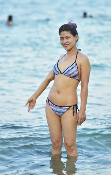 Tayland Nisan 2019 Asyalı Kadın Denizde Yüzüyor — Stok fotoğraf