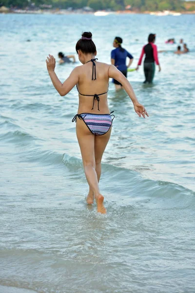 2019年4月17日 亚洲女子在海里游泳 — 图库照片