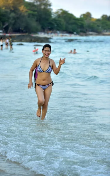 Mulheres Meia Idade Bonitas Biquínis Estão Posando Felizes Mulheres Estão — Fotografia de Stock