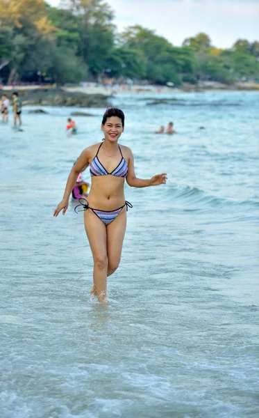 穿着比基尼的中年美女们正在快乐地摆姿势 女人在海滩边欣赏大海 — 图库照片