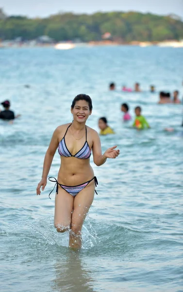 Красивые Женщины Средних Лет Бикини Позируют Счастливо Женщины Наслаждаются Морем — стоковое фото