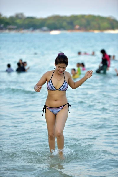 2019年4月17日 亚洲女子在海里游泳 — 图库照片