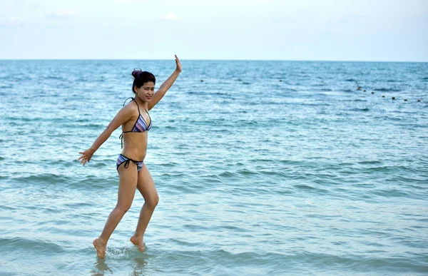 Hermosas Mujeres Mediana Edad Bikini Están Posando Felizmente Las Mujeres —  Fotos de Stock