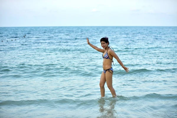 Hermosas Mujeres Mediana Edad Bikini Están Posando Felizmente Las Mujeres — Foto de Stock