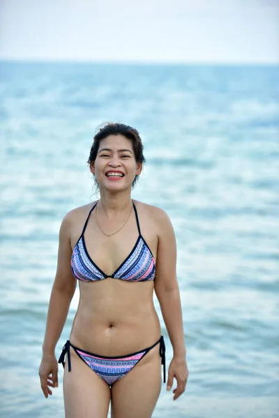 Bikinili Güzel Orta Yaşlı Kadınlar Mutlu Poz Veriyorlar Kadınlar Sahilde — Stok fotoğraf
