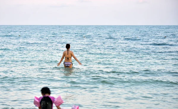 Thailand April 2019 Asiatisk Kvinna Badar Havet — Stockfoto