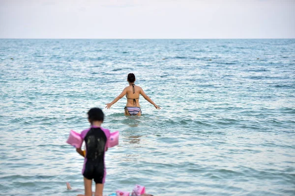 Vackra Medelålders Kvinnor Bikini Poserar Lyckligt Kvinnor Njuter Havet Stranden — Stockfoto
